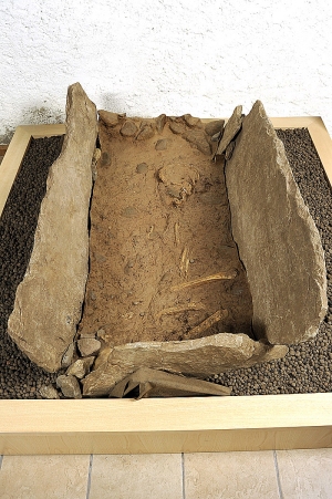 Tomba in cista litica (cassetta di pietra)